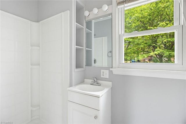 5825 Reynolda Road, Winston-salem, NC 27106