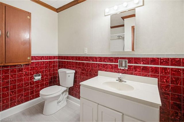 5825 Reynolda Road, Winston-salem, NC 27106