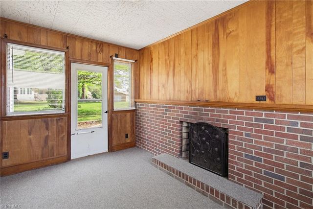 5825 Reynolda Road, Winston-salem, NC 27106