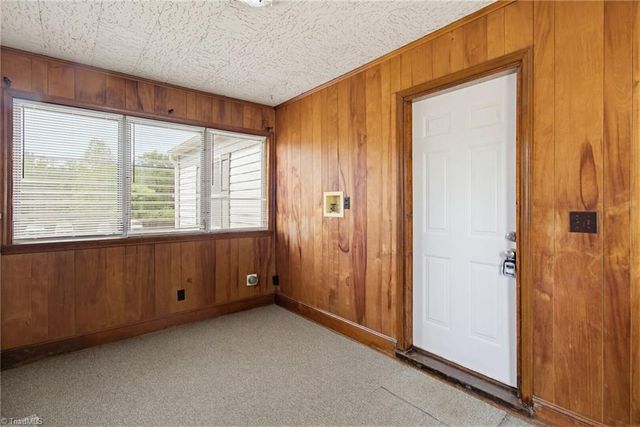 5825 Reynolda Road, Winston-salem, NC 27106
