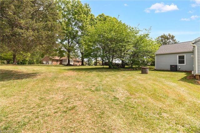 5825 Reynolda Road, Winston-salem, NC 27106