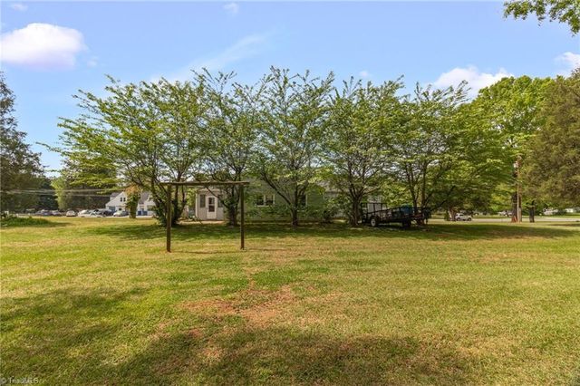 5825 Reynolda Road, Winston-salem, NC 27106