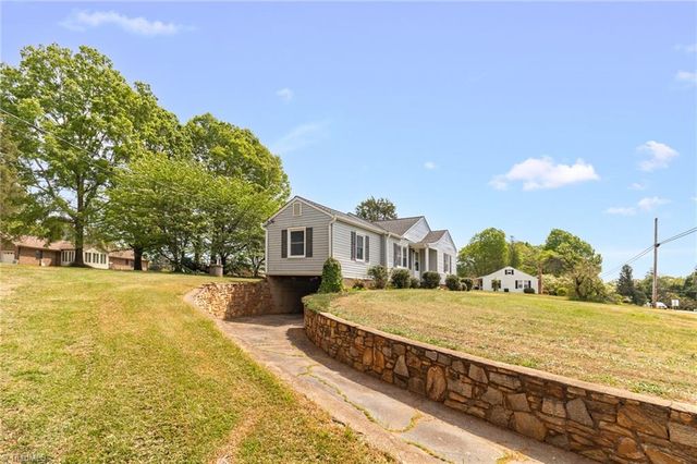 5825 Reynolda Road, Winston-salem, NC 27106