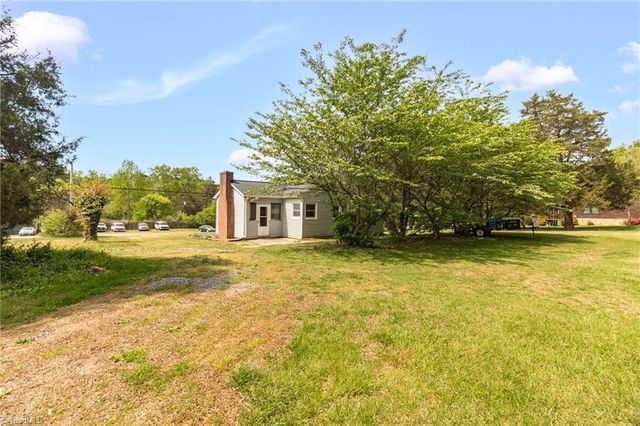 5825 Reynolda Road, Winston-salem, NC 27106