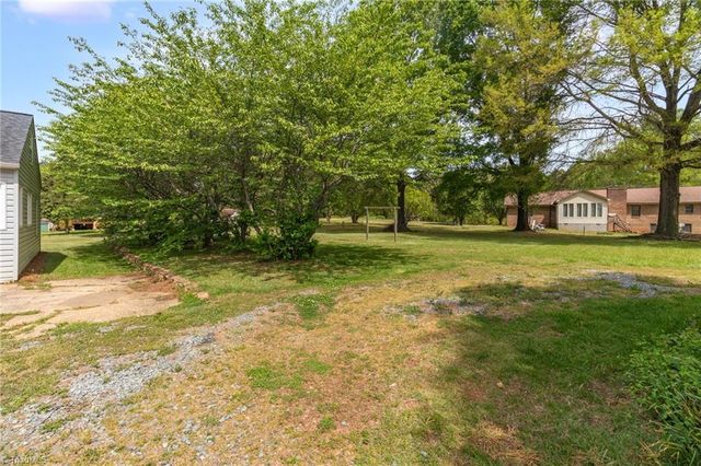 5825 Reynolda Road, Winston-salem, NC 27106