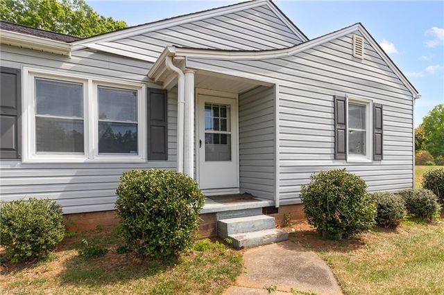 5825 Reynolda Road, Winston-salem, NC 27106
