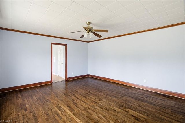 5825 Reynolda Road, Winston-salem, NC 27106