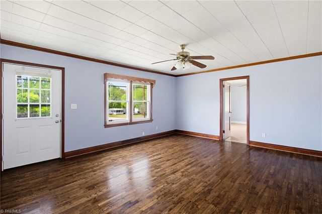 5825 Reynolda Road, Winston-salem, NC 27106