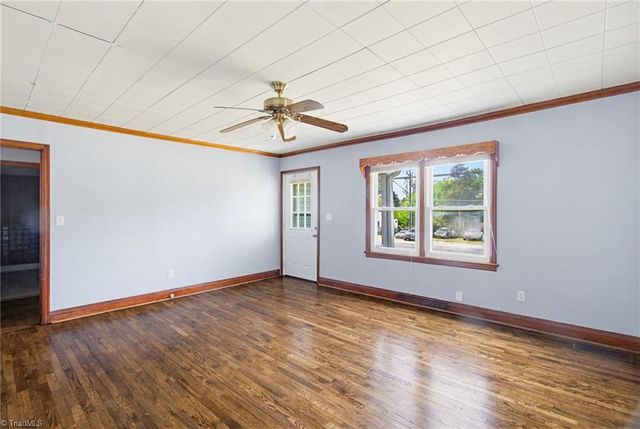 5825 Reynolda Road, Winston-salem, NC 27106