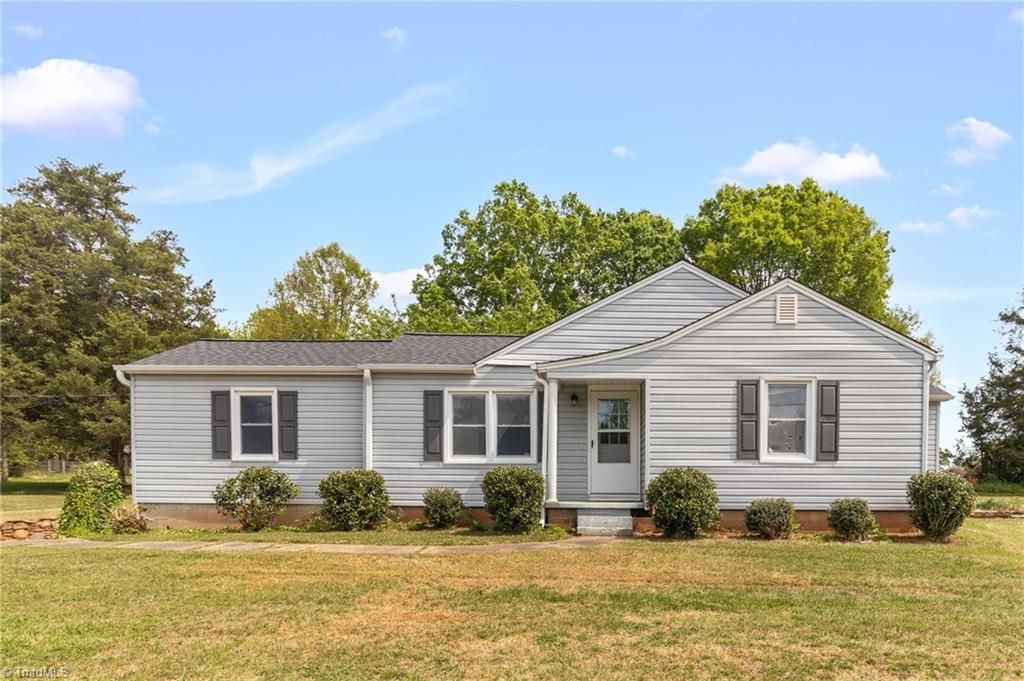 5825 Reynolda Road, Winston-salem, NC 27106
