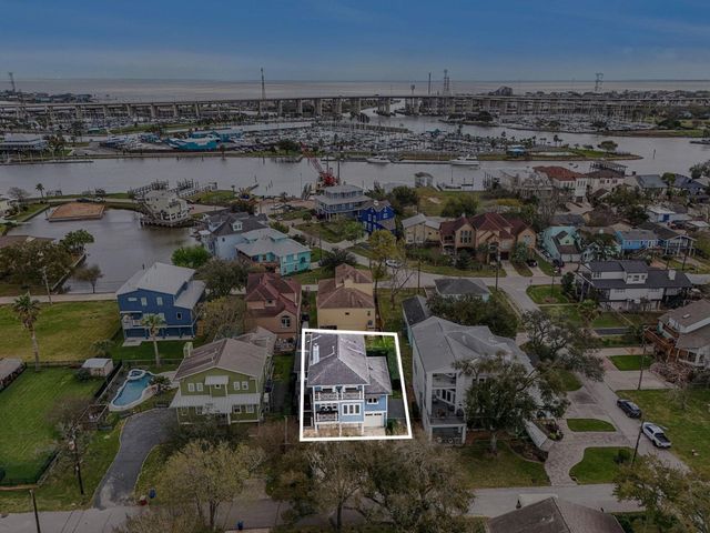 131 Queen Road, Clear Lake Shores, TX 77565