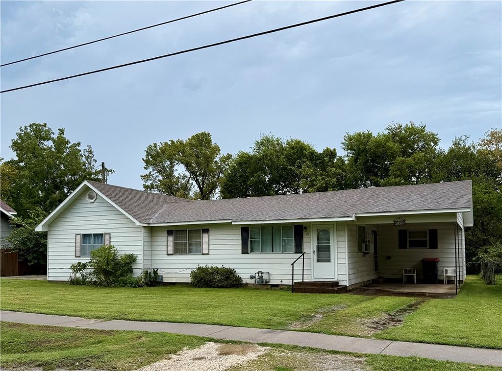 210-212 N Main Avenue, Lincoln, AR 72744