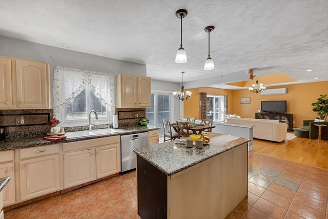 13 Stoneybrook Rd, Charlton, MA 01507