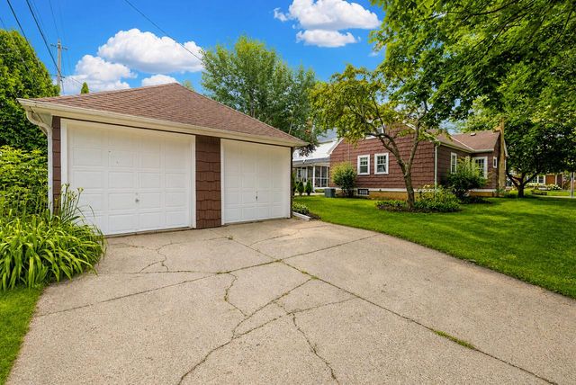 5901 N Shoreland AVENUE, Whitefish Bay, WI 53217