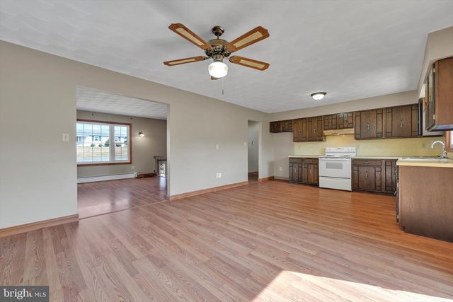 301 W WALNUT, Valley View, PA 17983