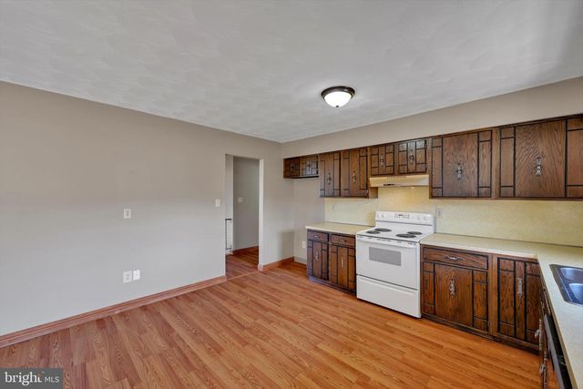 301 W WALNUT, Valley View, PA 17983