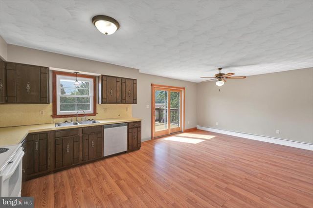 301 W WALNUT, Valley View, PA 17983