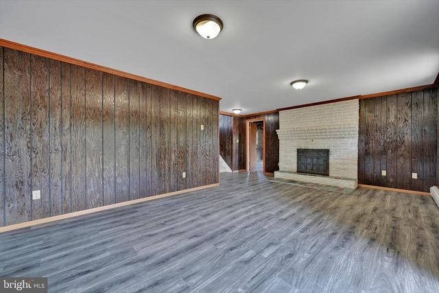 301 W WALNUT, Valley View, PA 17983