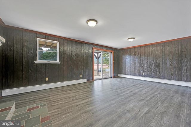 301 W WALNUT, Valley View, PA 17983