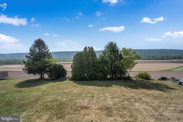 301 W WALNUT, Valley View, PA 17983