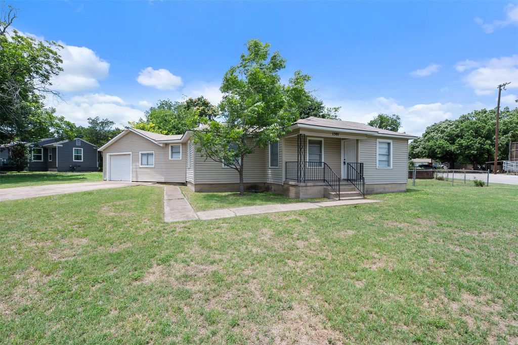 1501 Greenbrier Drive, River Oaks, TX 76114