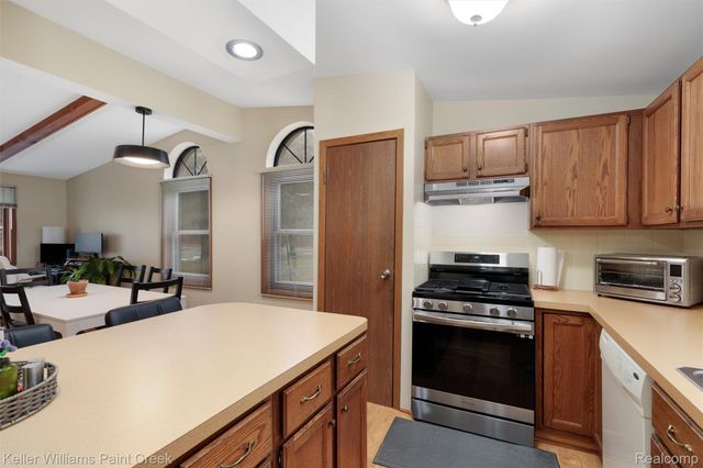 975 Woodlane Drive, Rochester Hills, MI 48307