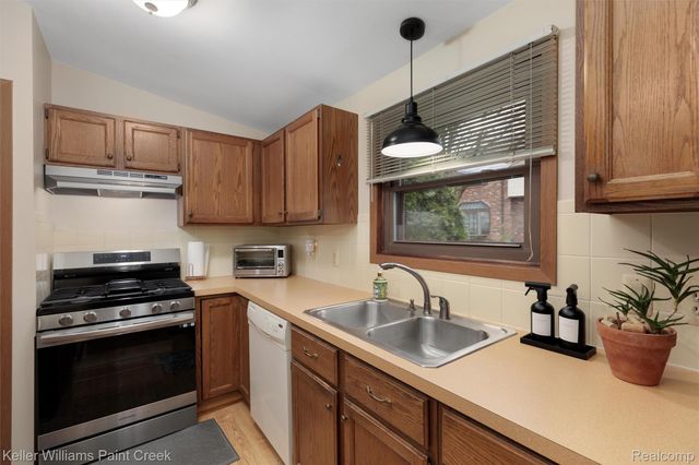 975 Woodlane Drive, Rochester Hills, MI 48307