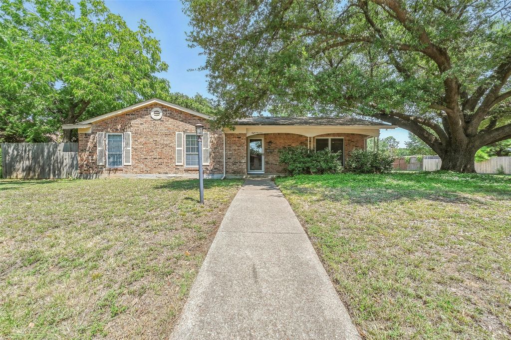 819 Clover Park Drive, Arlington, TX 76013