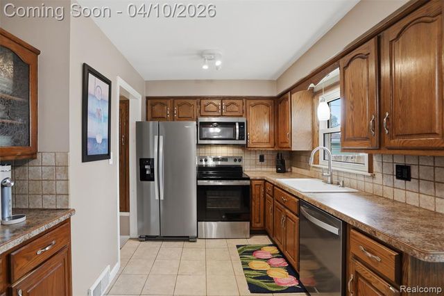 20801 Revere Street, Saint Clair Shores, MI 48080