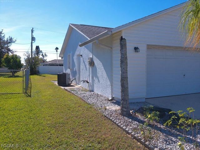 1040 SE 4th ST, Cape Coral, FL 33990