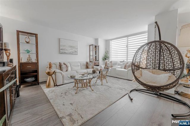 806 Harmon Cove Tower 806, Secaucus, NJ 07094