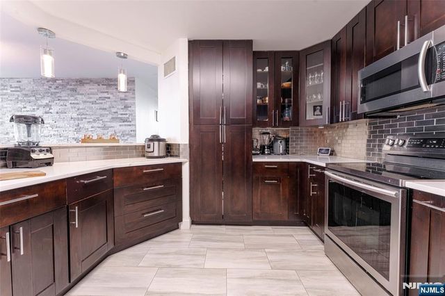 806 Harmon Cove Tower 806, Secaucus, NJ 07094