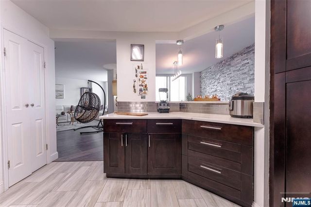 806 Harmon Cove Tower 806, Secaucus, NJ 07094