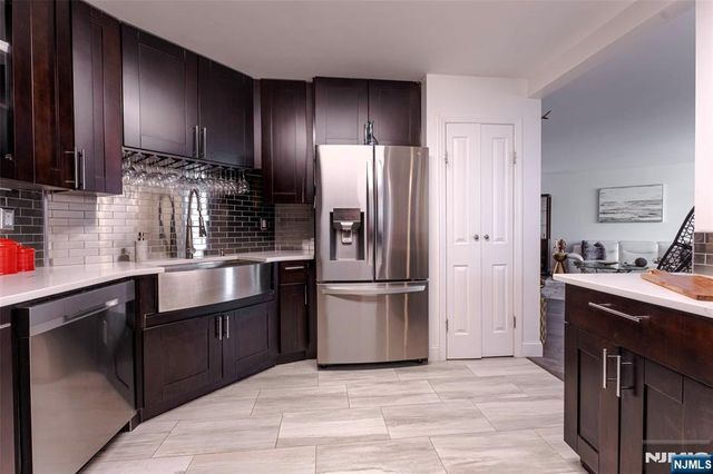 806 Harmon Cove Tower 806, Secaucus, NJ 07094