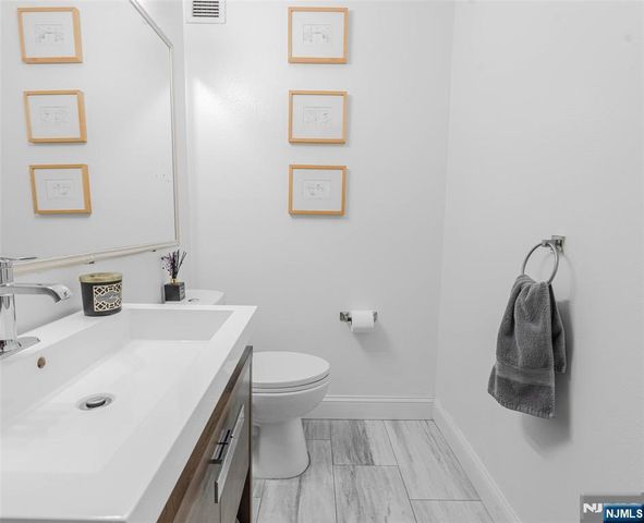 806 Harmon Cove Tower 806, Secaucus, NJ 07094