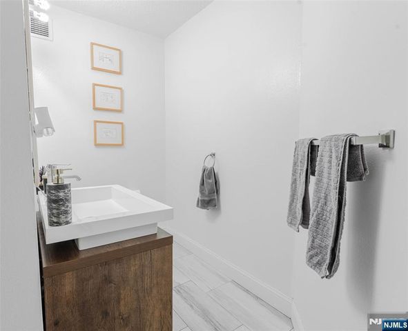 806 Harmon Cove Tower 806, Secaucus, NJ 07094