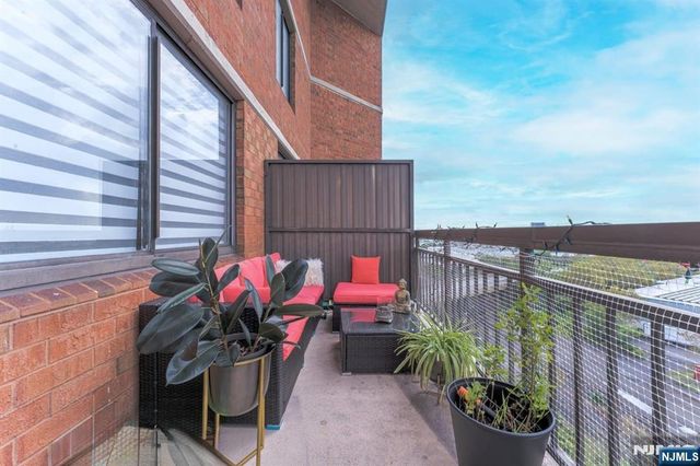 806 Harmon Cove Tower 806, Secaucus, NJ 07094