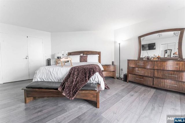 806 Harmon Cove Tower 806, Secaucus, NJ 07094