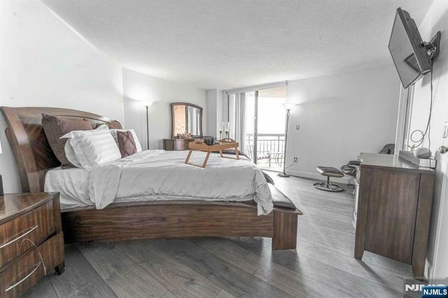 806 Harmon Cove Tower 806, Secaucus, NJ 07094