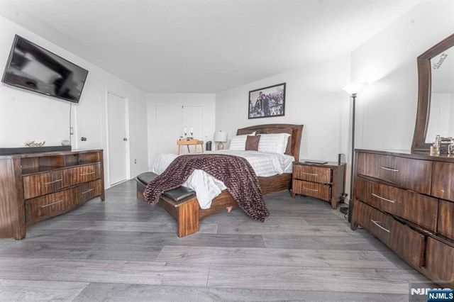 806 Harmon Cove Tower 806, Secaucus, NJ 07094