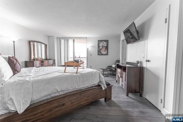 806 Harmon Cove Tower 806, Secaucus, NJ 07094