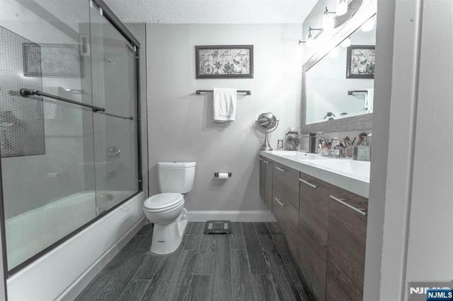 806 Harmon Cove Tower 806, Secaucus, NJ 07094