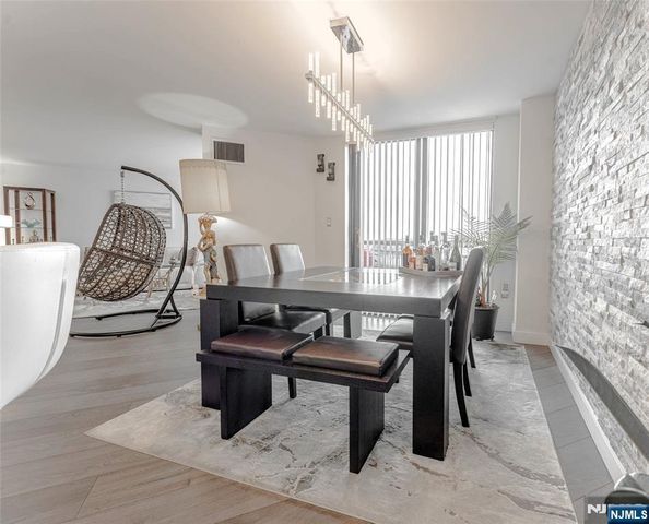 806 Harmon Cove Tower 806, Secaucus, NJ 07094