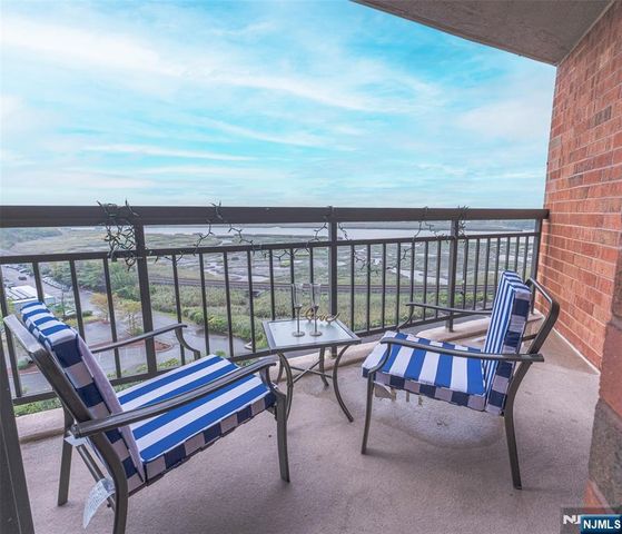 806 Harmon Cove Tower 806, Secaucus, NJ 07094