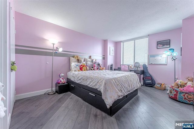 806 Harmon Cove Tower 806, Secaucus, NJ 07094