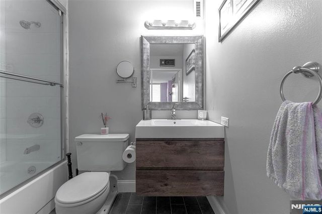 806 Harmon Cove Tower 806, Secaucus, NJ 07094