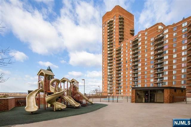 806 Harmon Cove Tower 806, Secaucus, NJ 07094