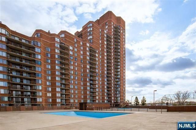 806 Harmon Cove Tower 806, Secaucus, NJ 07094