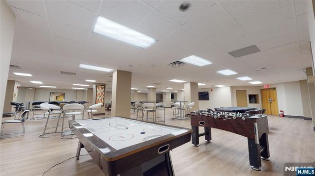 806 Harmon Cove Tower 806, Secaucus, NJ 07094