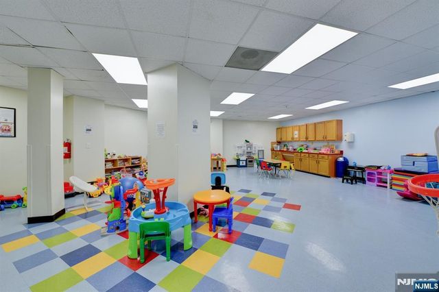 806 Harmon Cove Tower 806, Secaucus, NJ 07094